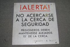 Sign-Spanish-Alerta! No Acercar Se A La Cerca De Seguridad, plastic, stock number S-1025