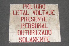 Sign-SPANISH-Peligro Letal Voltaje Presente Personal Outorizado, stock number S-1043