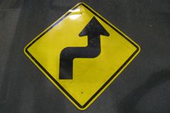 Sign-curved arrow, yellow/blk, metal, 49"w x 49"t (36"x36" square), stock number S-1934