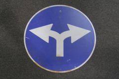 Sign-Arrows, split, curved left and right, wht/blue, 18" diam, stock number S-2180